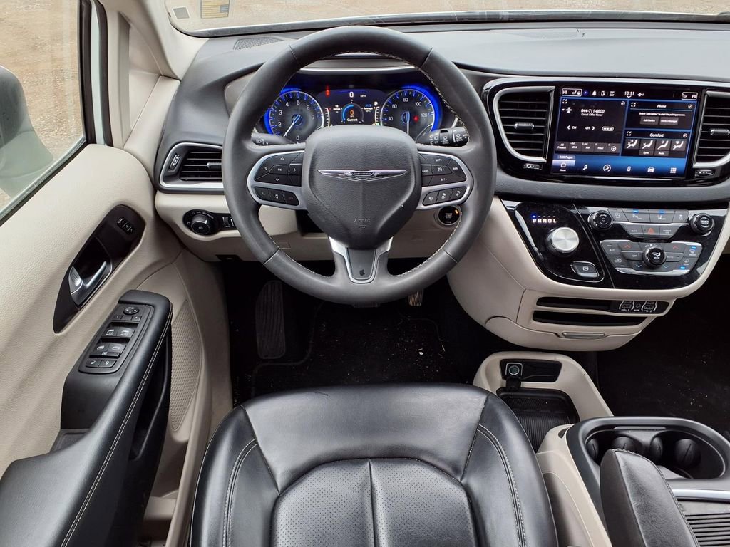 Used 2023 Chrysler Pacifica Touring-L image 15