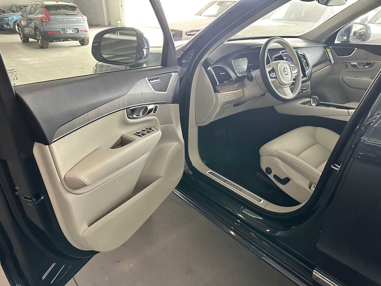 Used 2023 Volvo XC90 B5 Plus w/ Protection Package Premier image 15