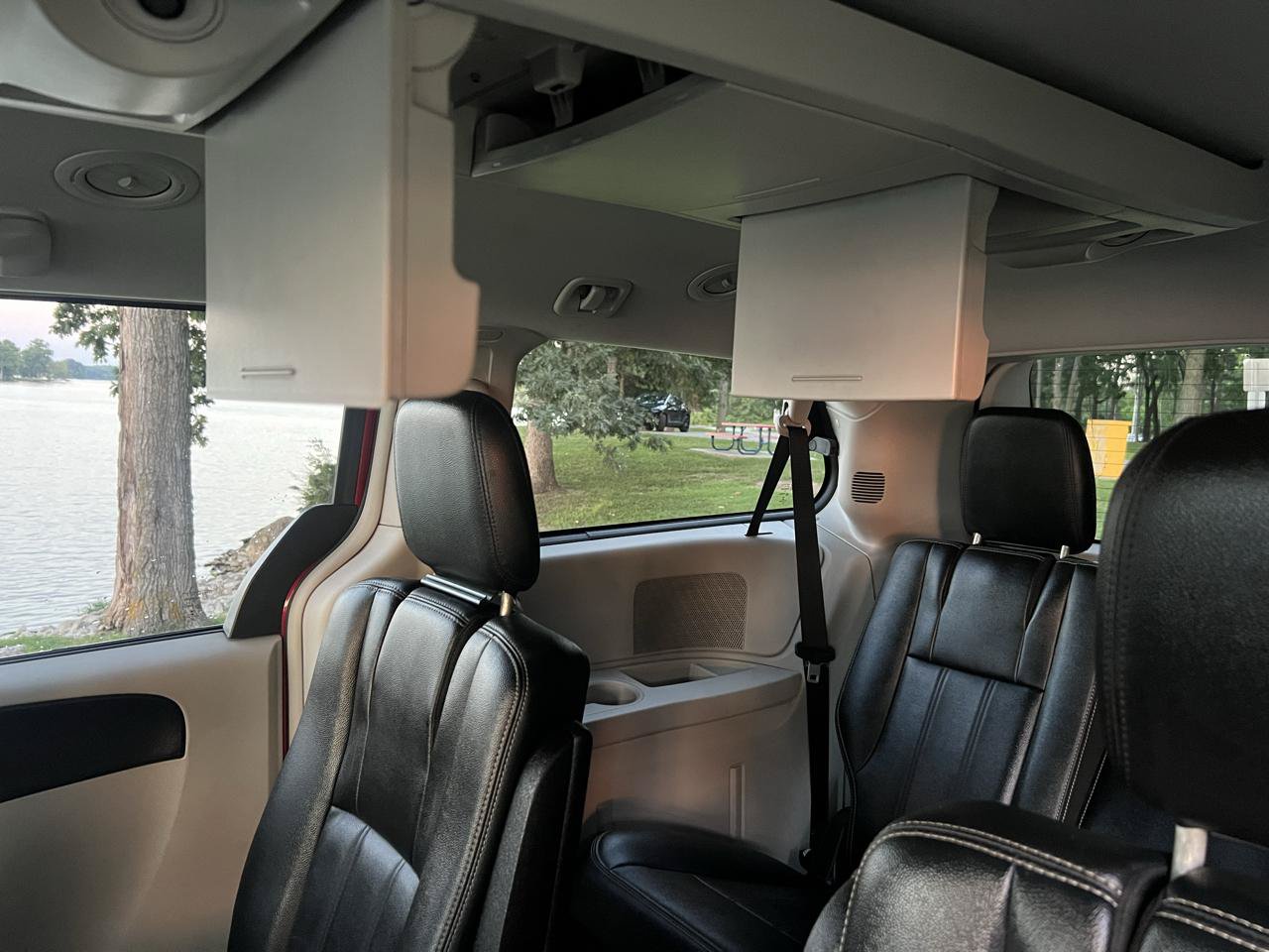 Used 2013 Chrysler Town & Country Touring FWD image 35