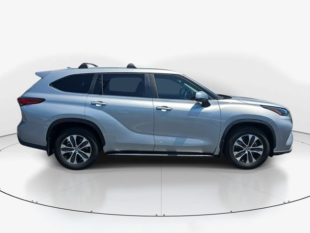 Used 2023 Toyota Highlander XLE FWD image 3
