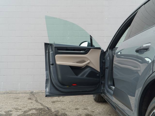 Certified 2025 Porsche Macan 4 Electric image 16