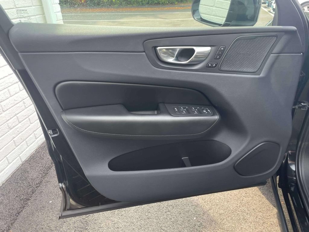 Used 2019 Volvo XC60 T5 Momentum w/ Multimedia Package AWD/4WD image 14