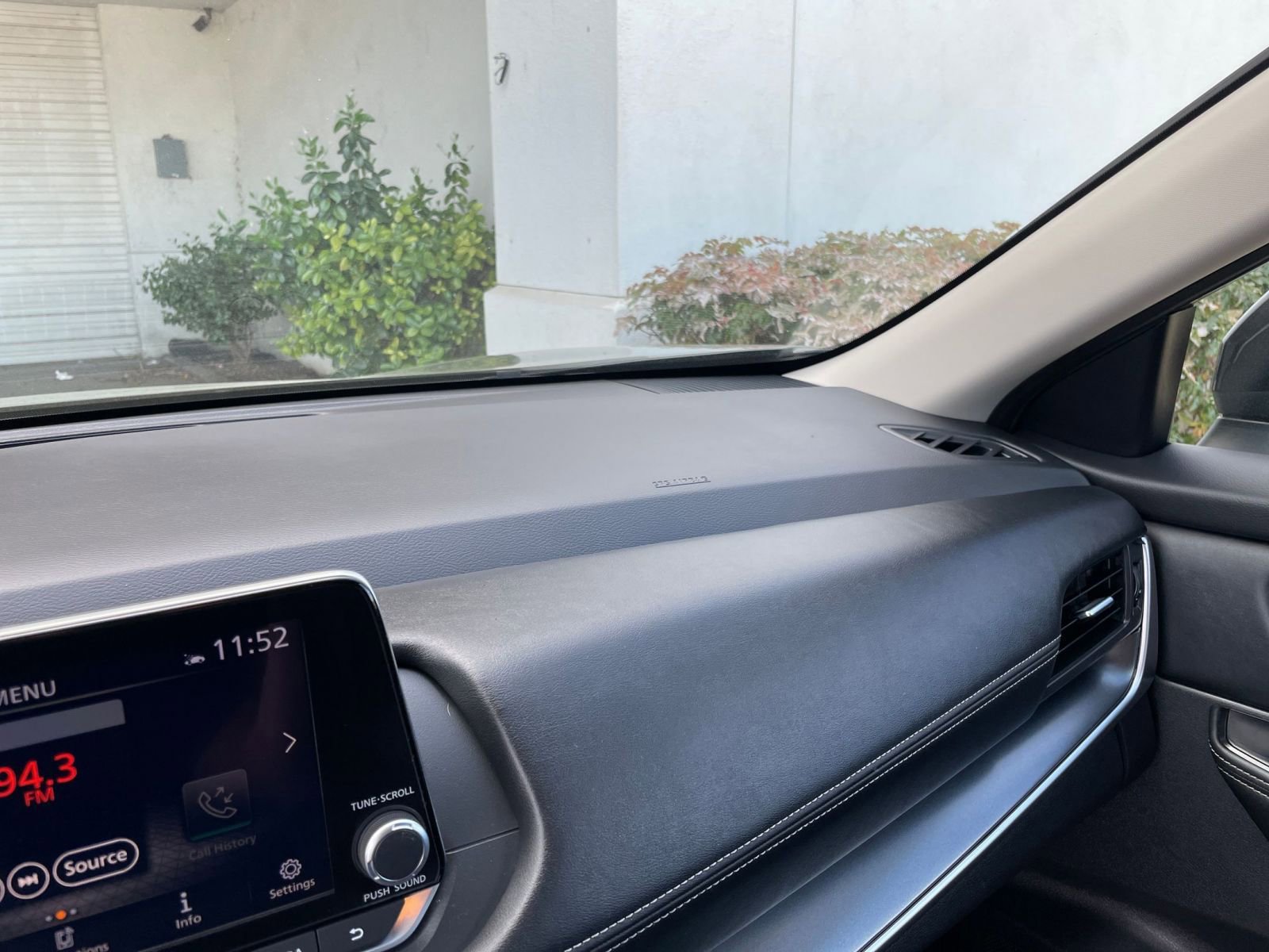 Used 2025 Nissan Rogue SV image 37