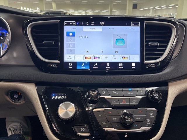 Used 2024 Chrysler Pacifica Touring-L image 20