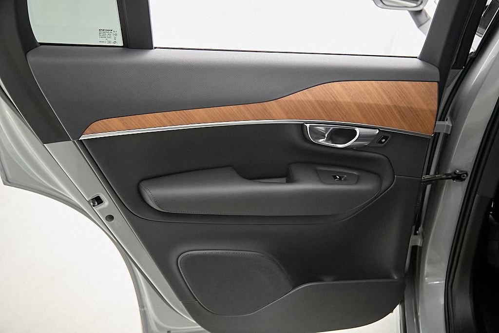 Certified 2025 Volvo XC90 T8 Plus w/ Protection Package Premier AWD/4WD image 18