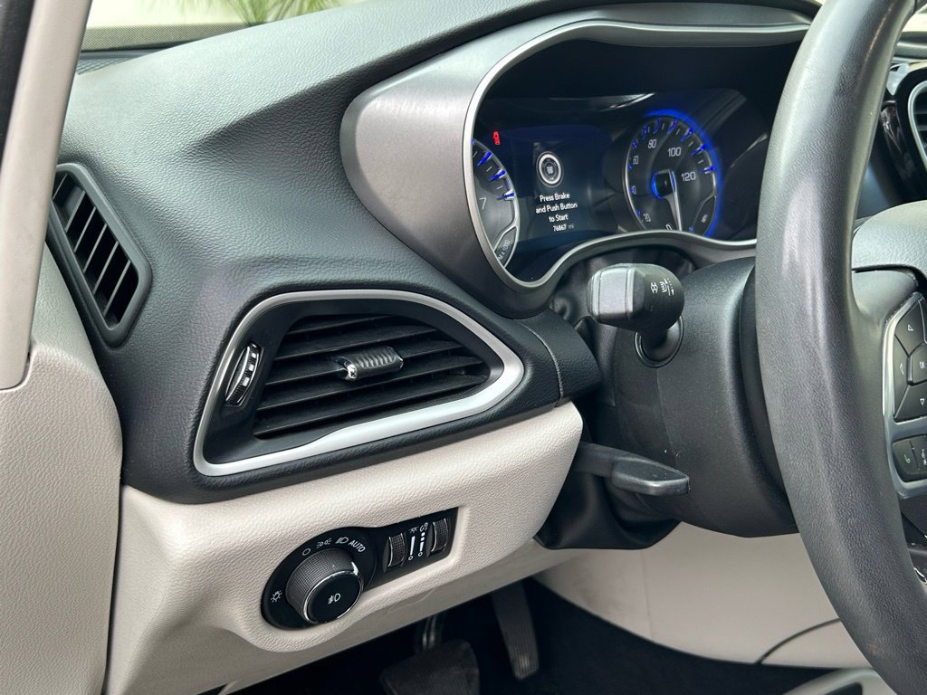 Used 2023 Chrysler Pacifica Touring-L FWD image 17