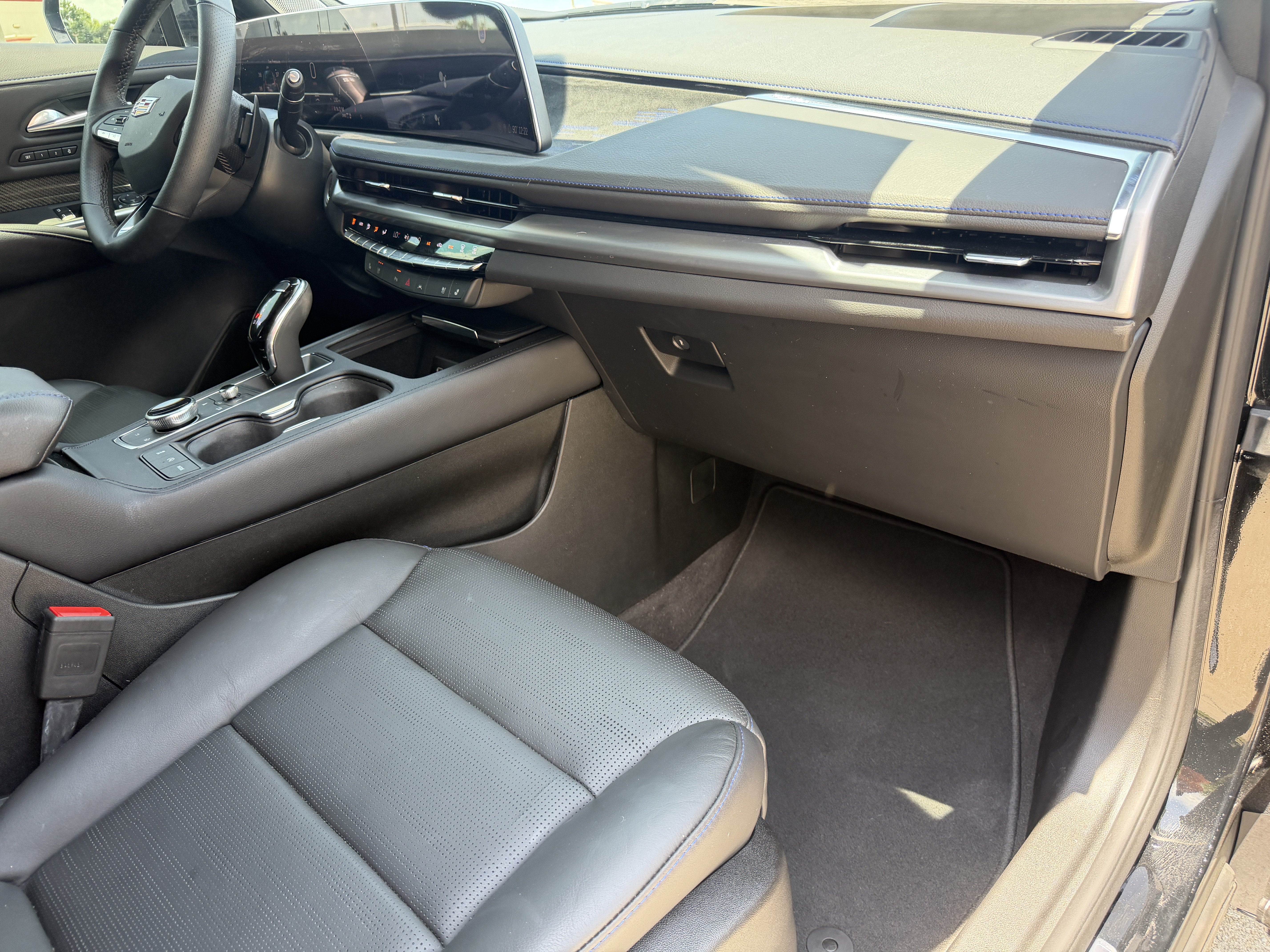 Used 2025 Cadillac XT4 Sport w/ LPO, Onyx Lite Package AWD/4WD image 12