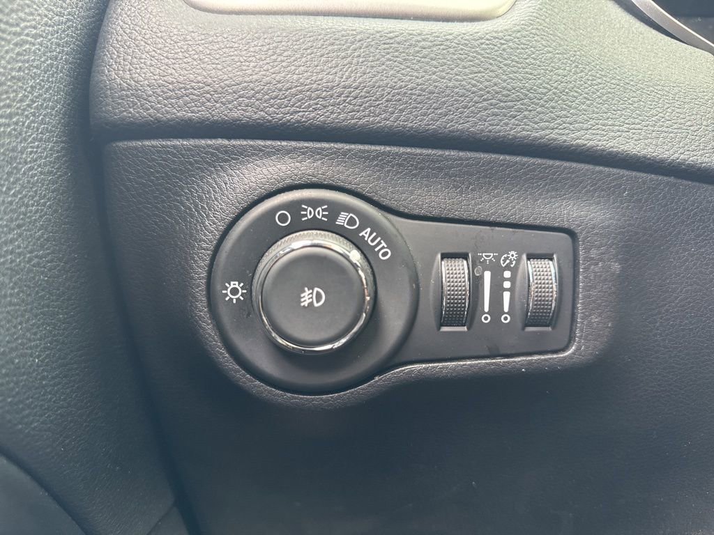 Used 2020 Jeep Compass Latitude w/ Cold Weather Group AWD/4WD image 16