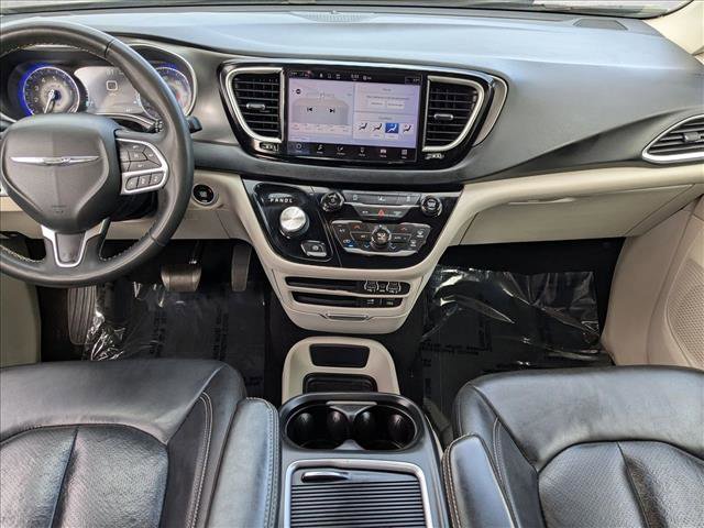 Used 2022 Chrysler Pacifica Touring-L image 16