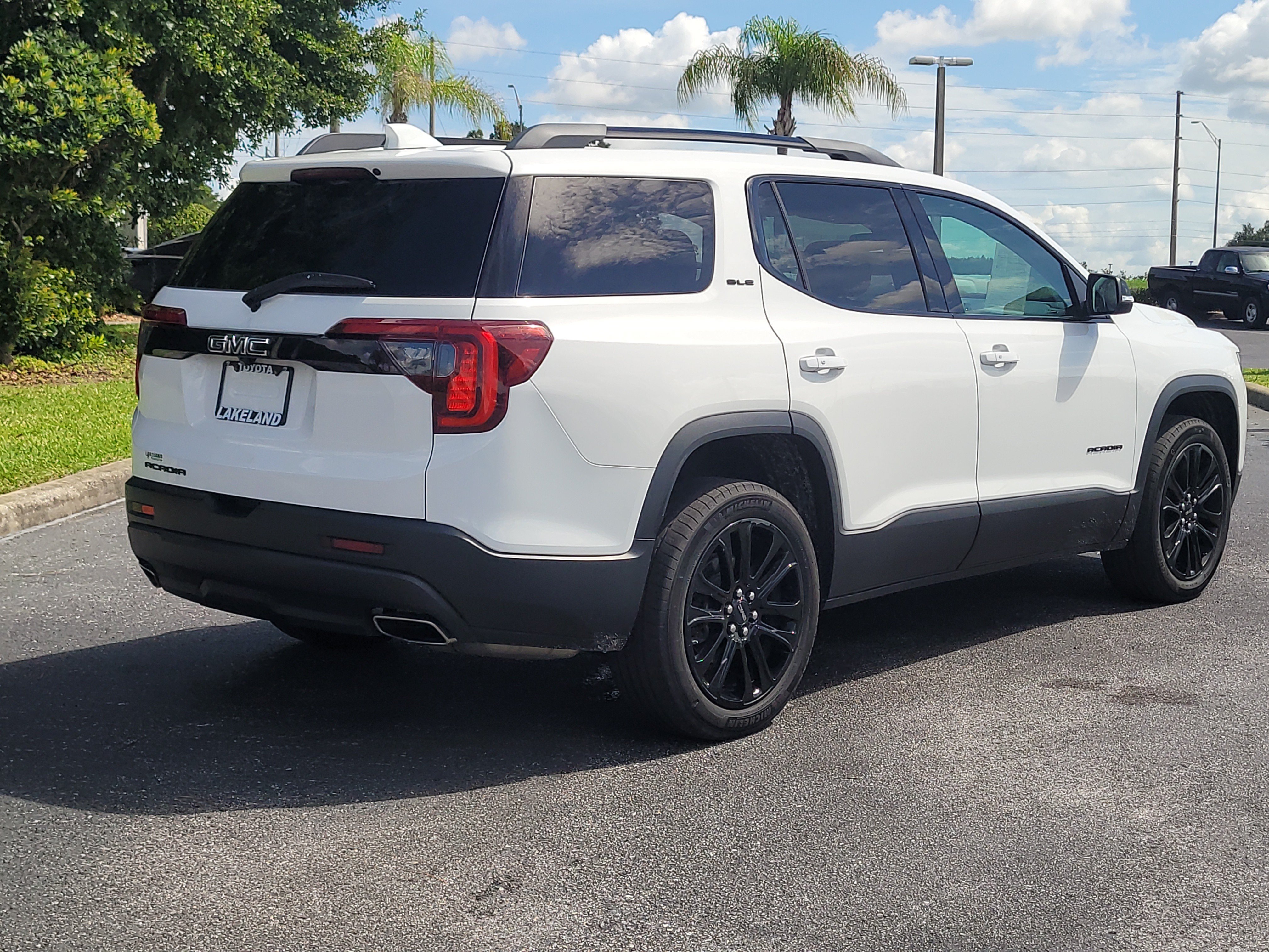 Used 2023 GMC Acadia SLE w/ Driver Convenience Package FWD image 7