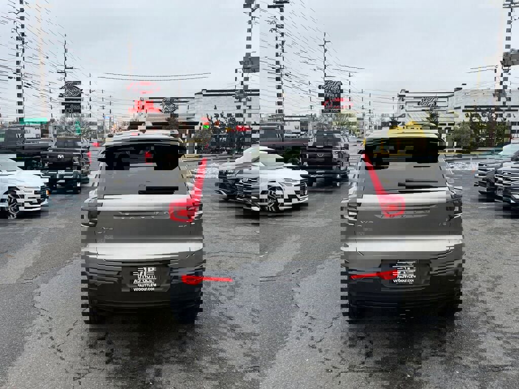 Used 2022 Volvo XC40 T5 R-Design w/ Advanced Package image 6