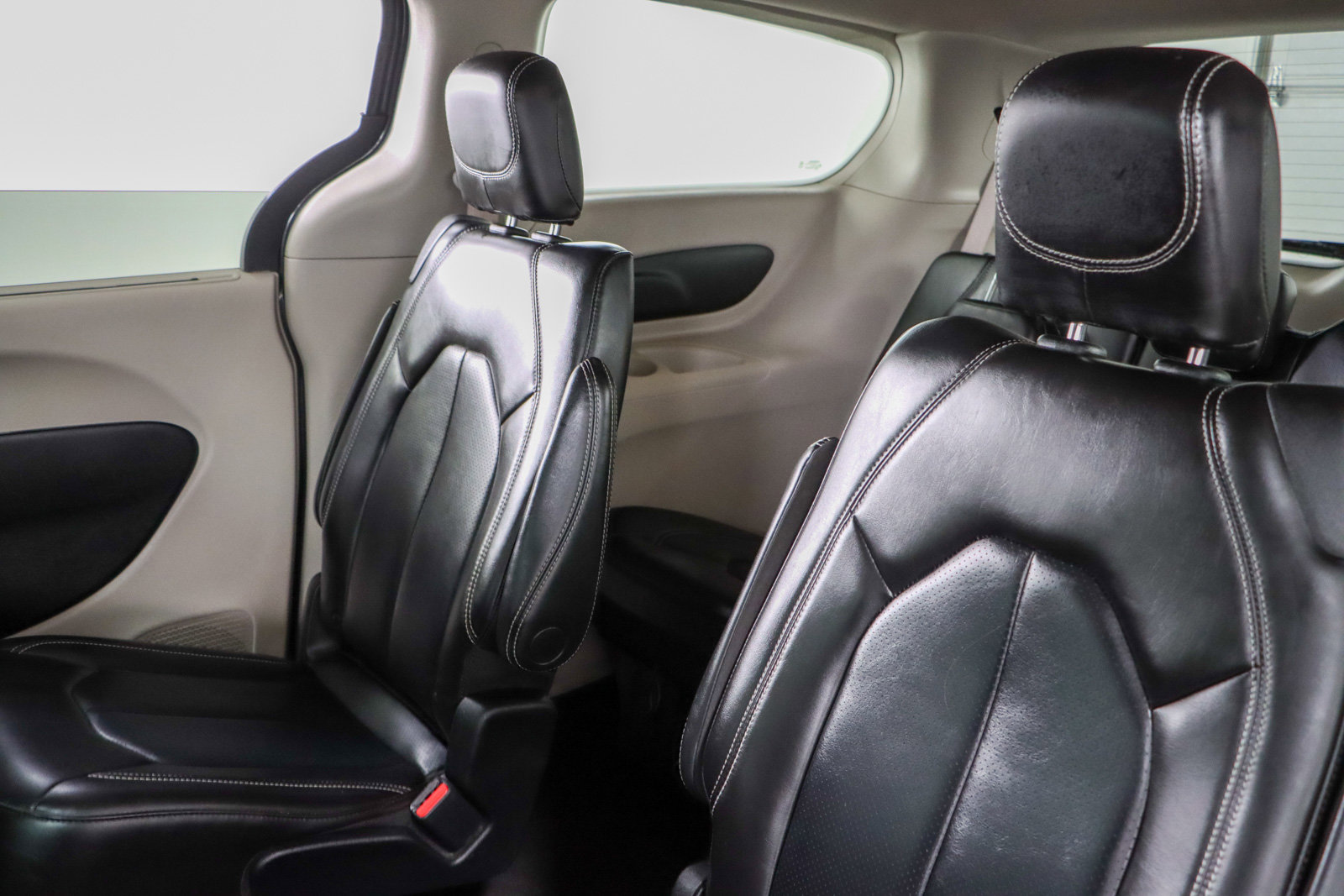 Used 2023 Chrysler Pacifica Touring-L image 24