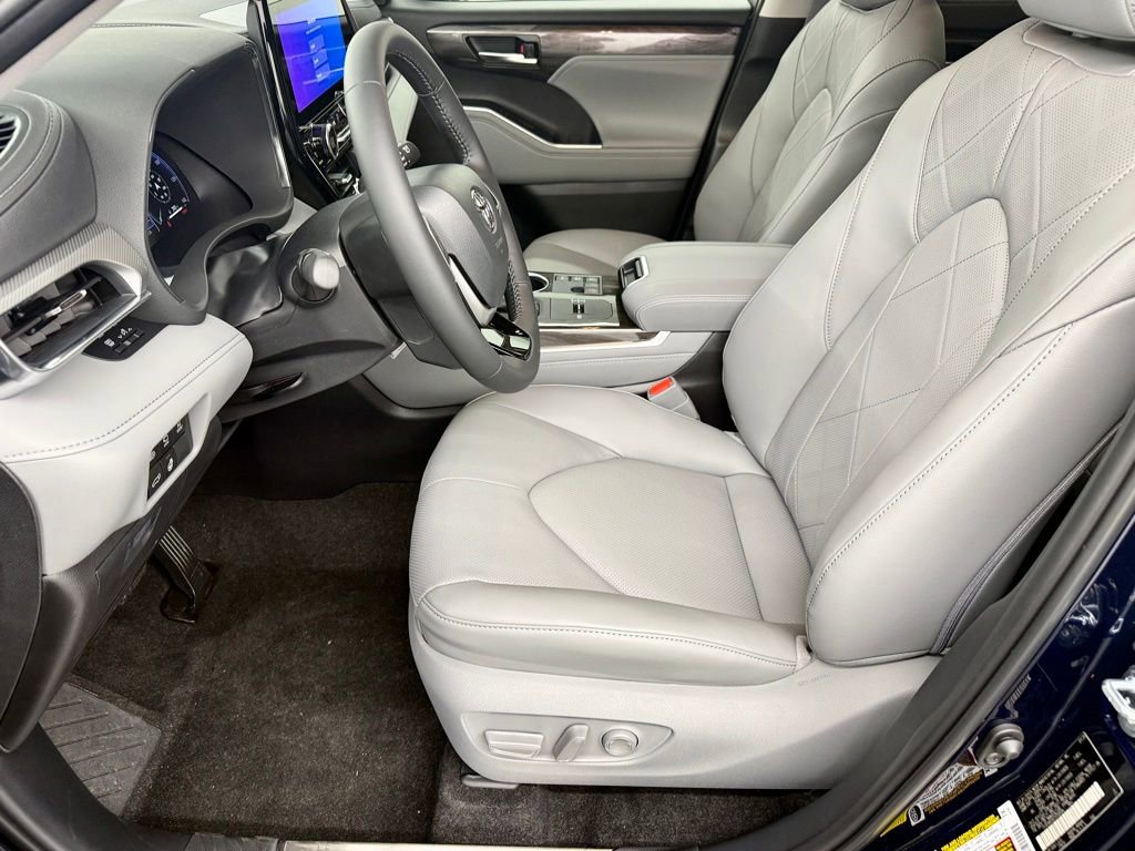 Used 2026 Toyota Highlander Platinum AWD/4WD image 23