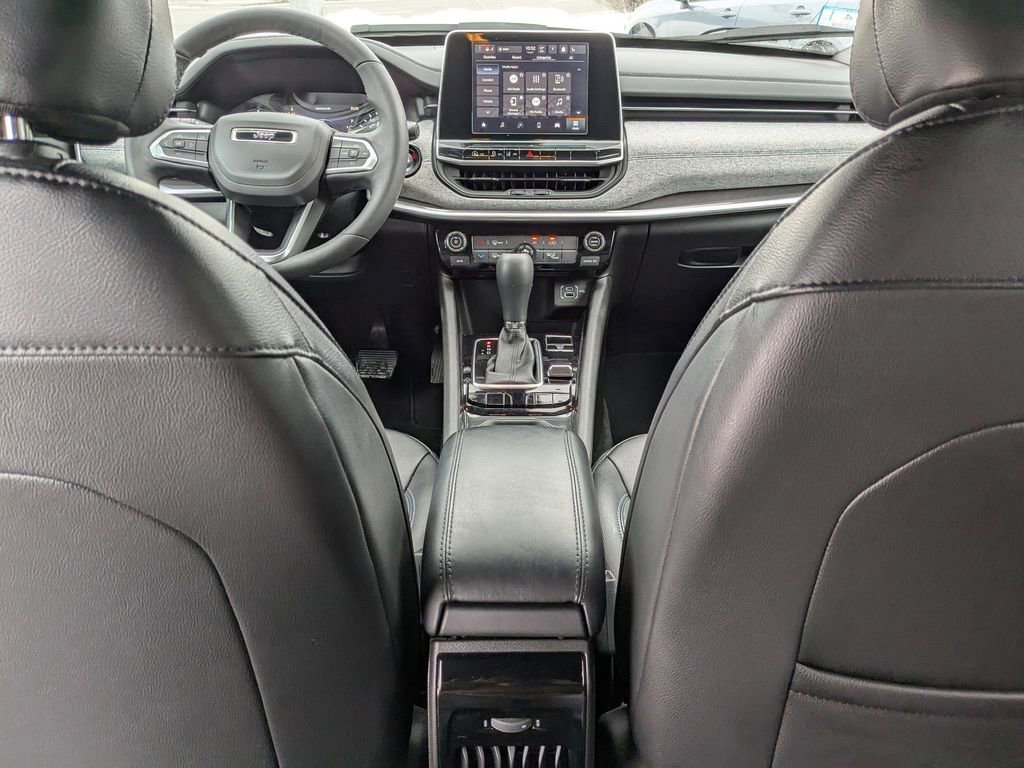 Used 2025 Jeep Compass Latitude image 30