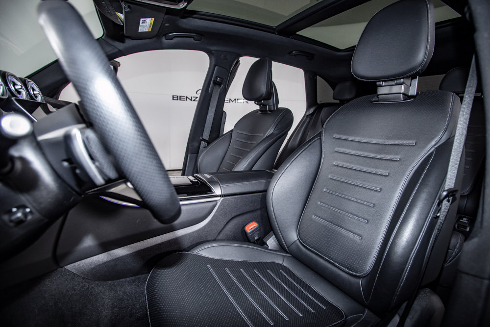 Used 2025 Mercedes-Benz GLC 300 4MATIC w/ AMG Line image 13