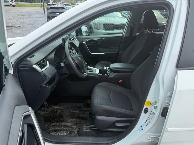 Used 2019 Toyota RAV4 LE image 8