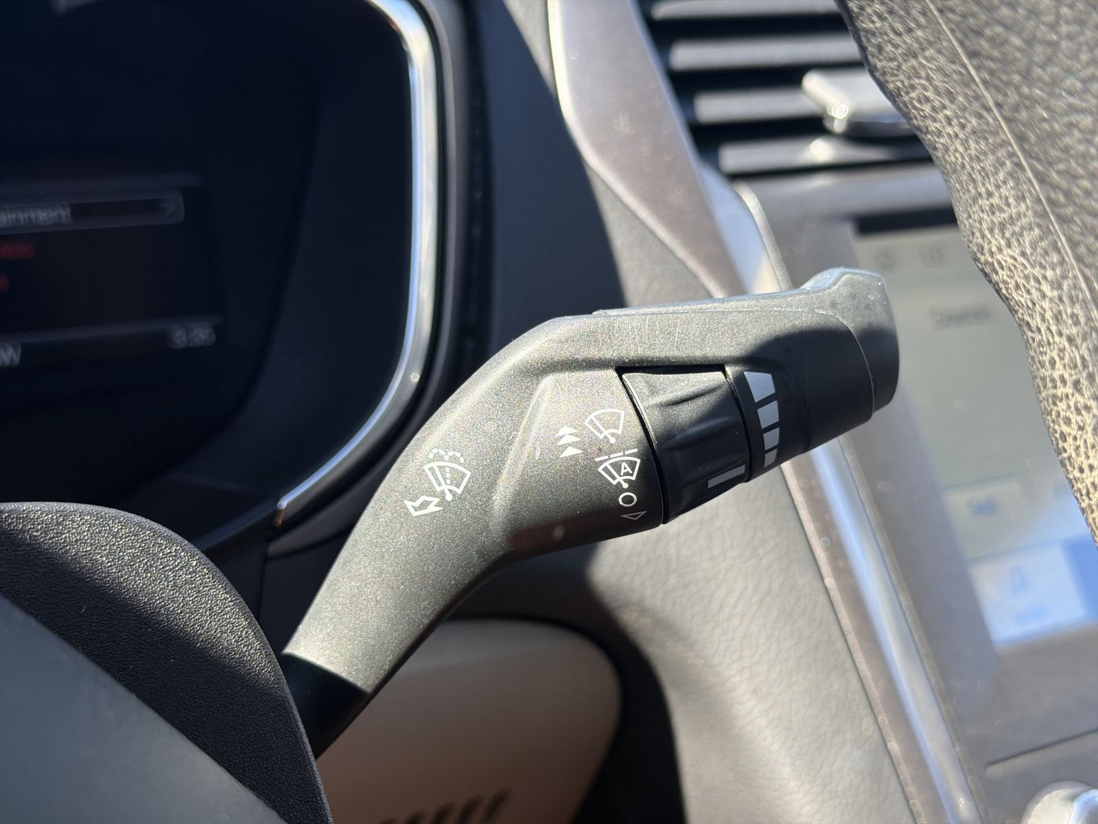 Used 2020 Ford Fusion SE FWD image 28