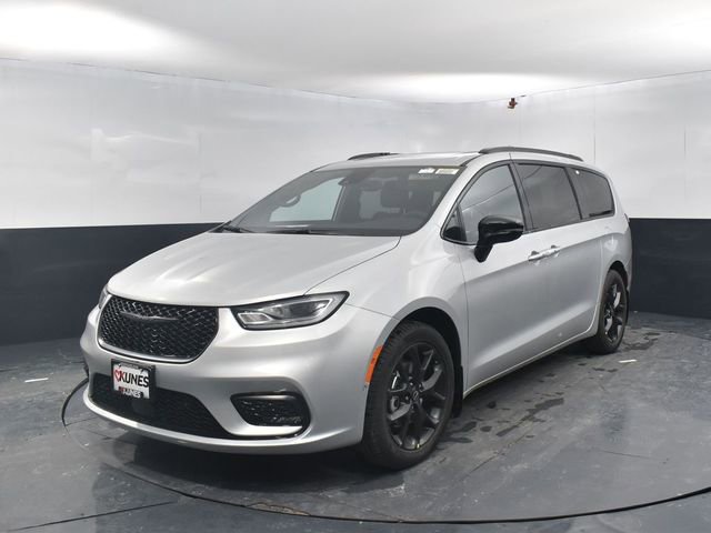 New 2026 Chrysler Pacifica Select w/ S Appearance Package FWD image 4