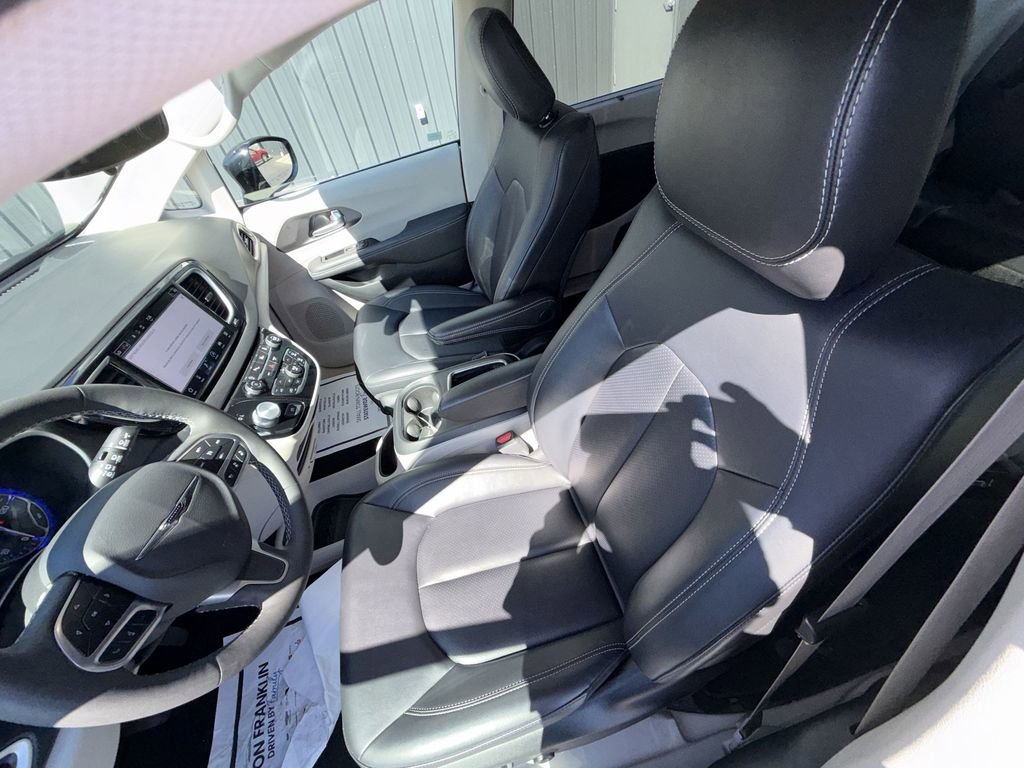 Used 2024 Chrysler Pacifica Touring-L FWD image 11