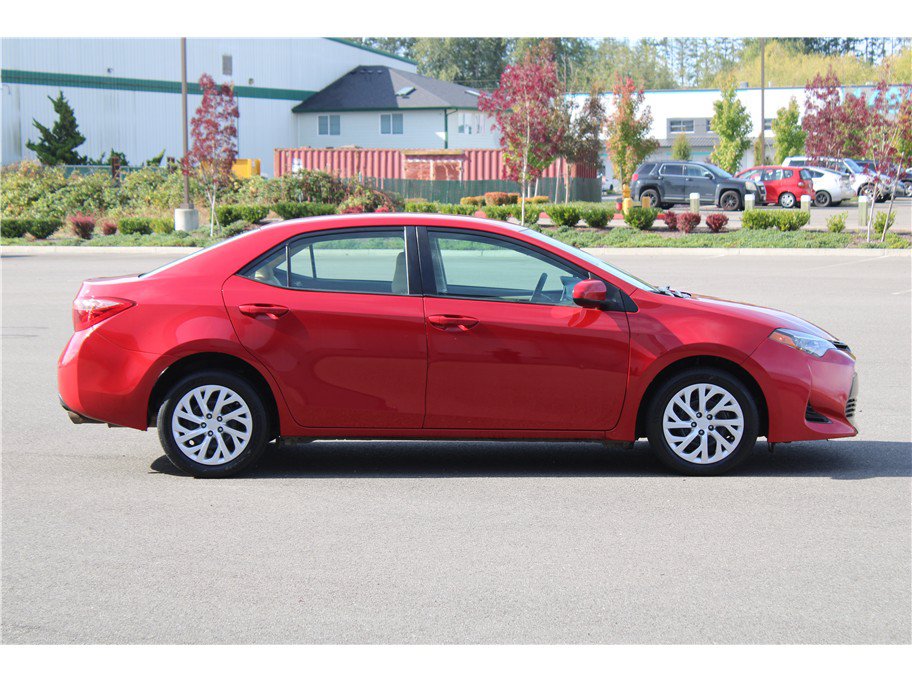 Used 2017 Toyota Corolla LE w/ Carpet Mat Package (TMS) FWD image 2