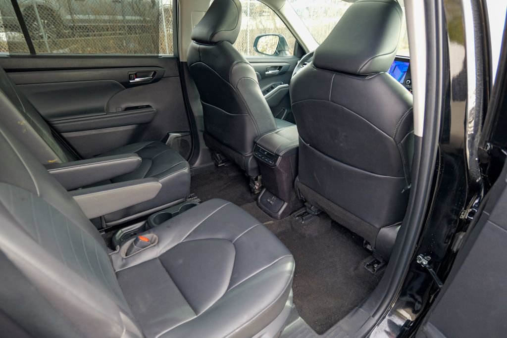 Used 2023 Toyota Highlander XLE AWD/4WD image 27