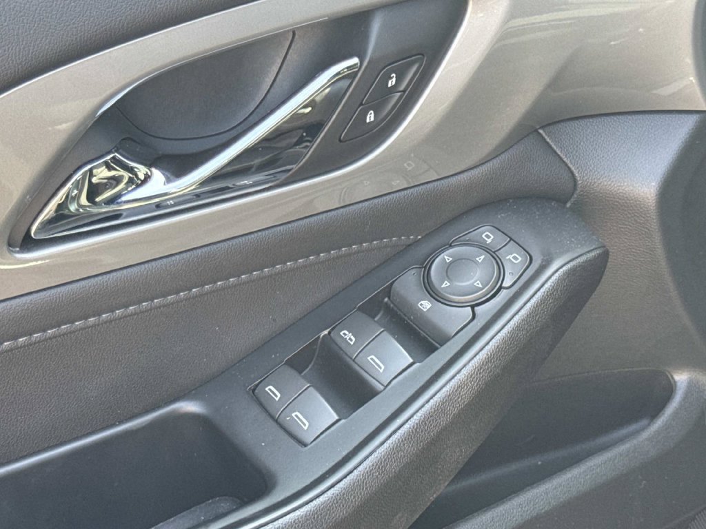 Used 2023 Chevrolet Traverse LT FWD image 18