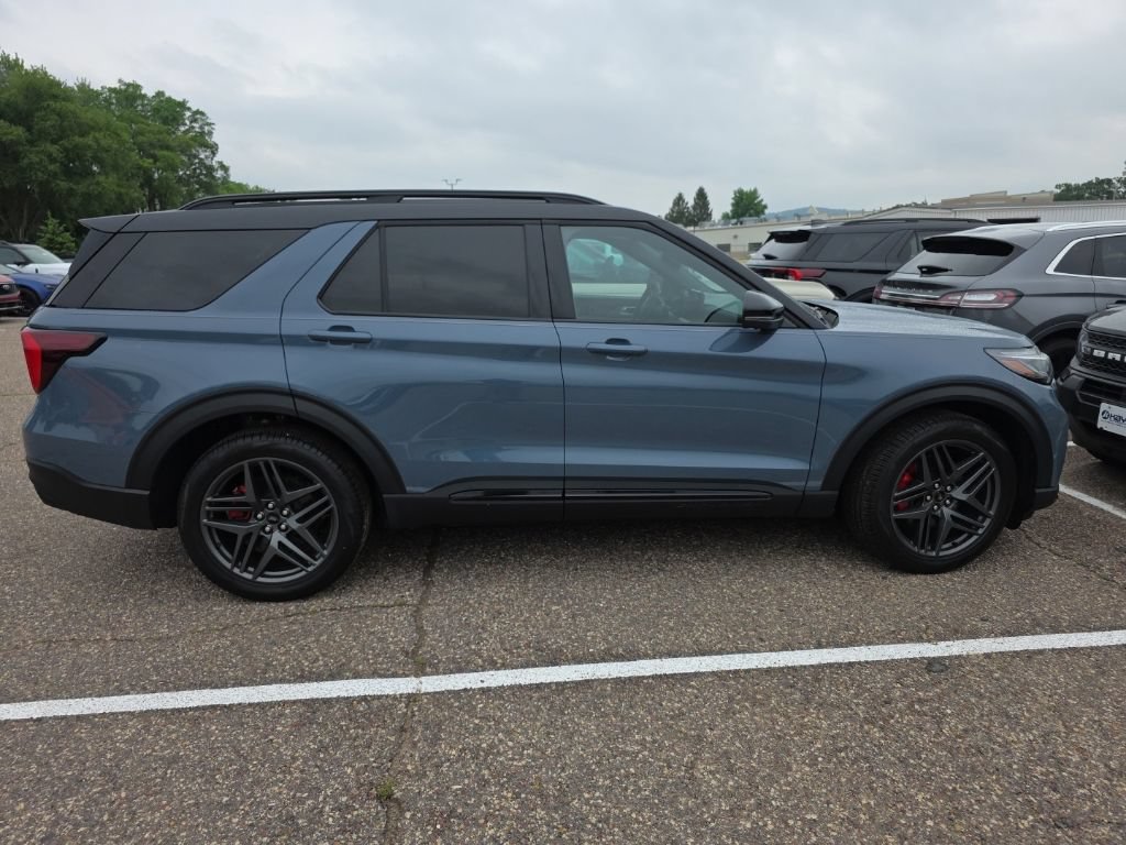 Used 2025 Ford Explorer ST AWD/4WD image 4