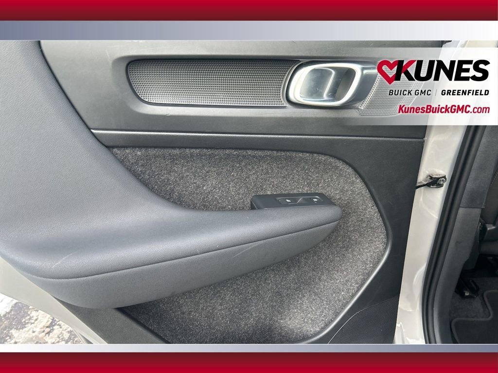 Used 2024 Volvo XC40 B5 Core image 37