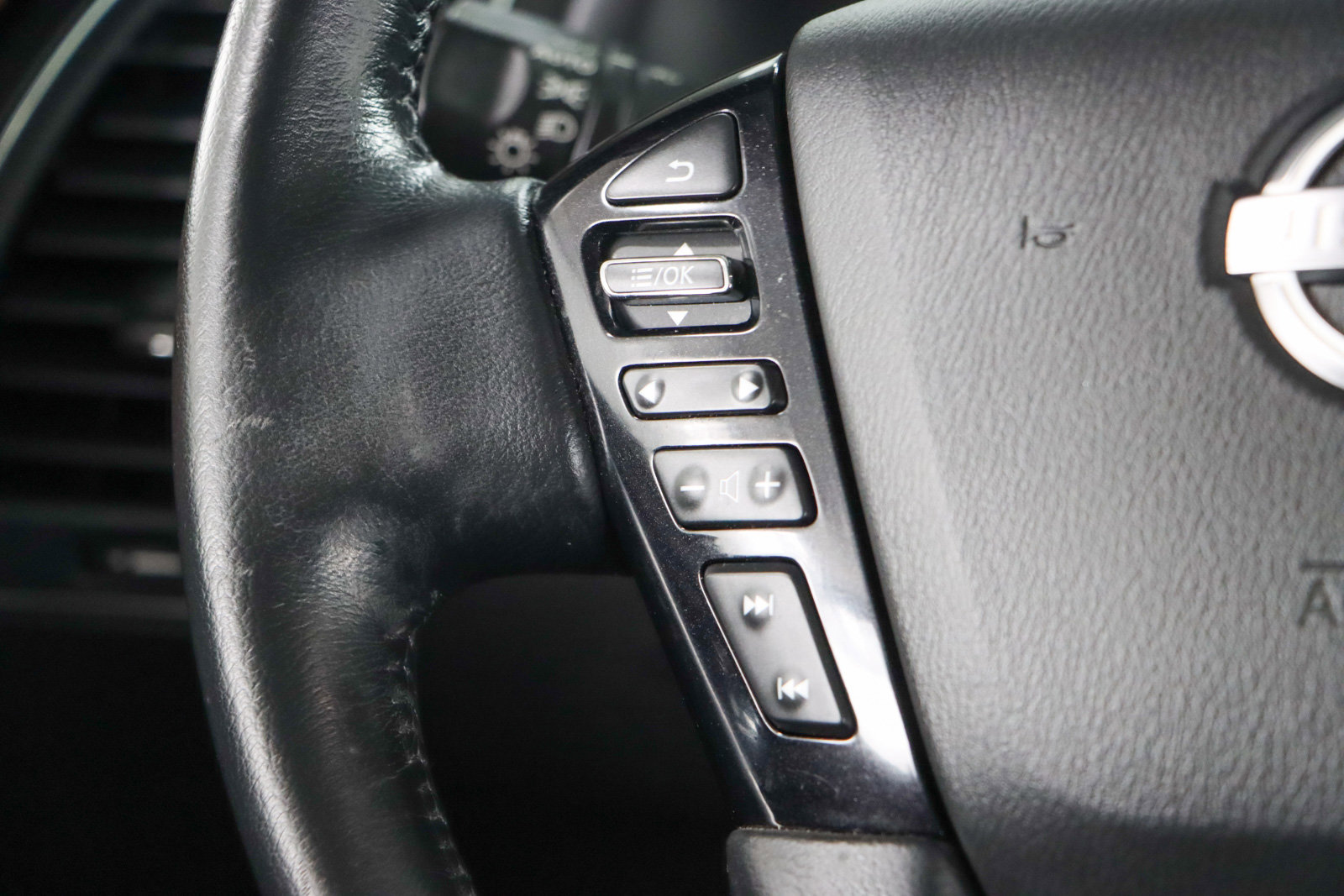 Used 2022 Nissan Armada SL w/ Captain's Chairs Package image 14