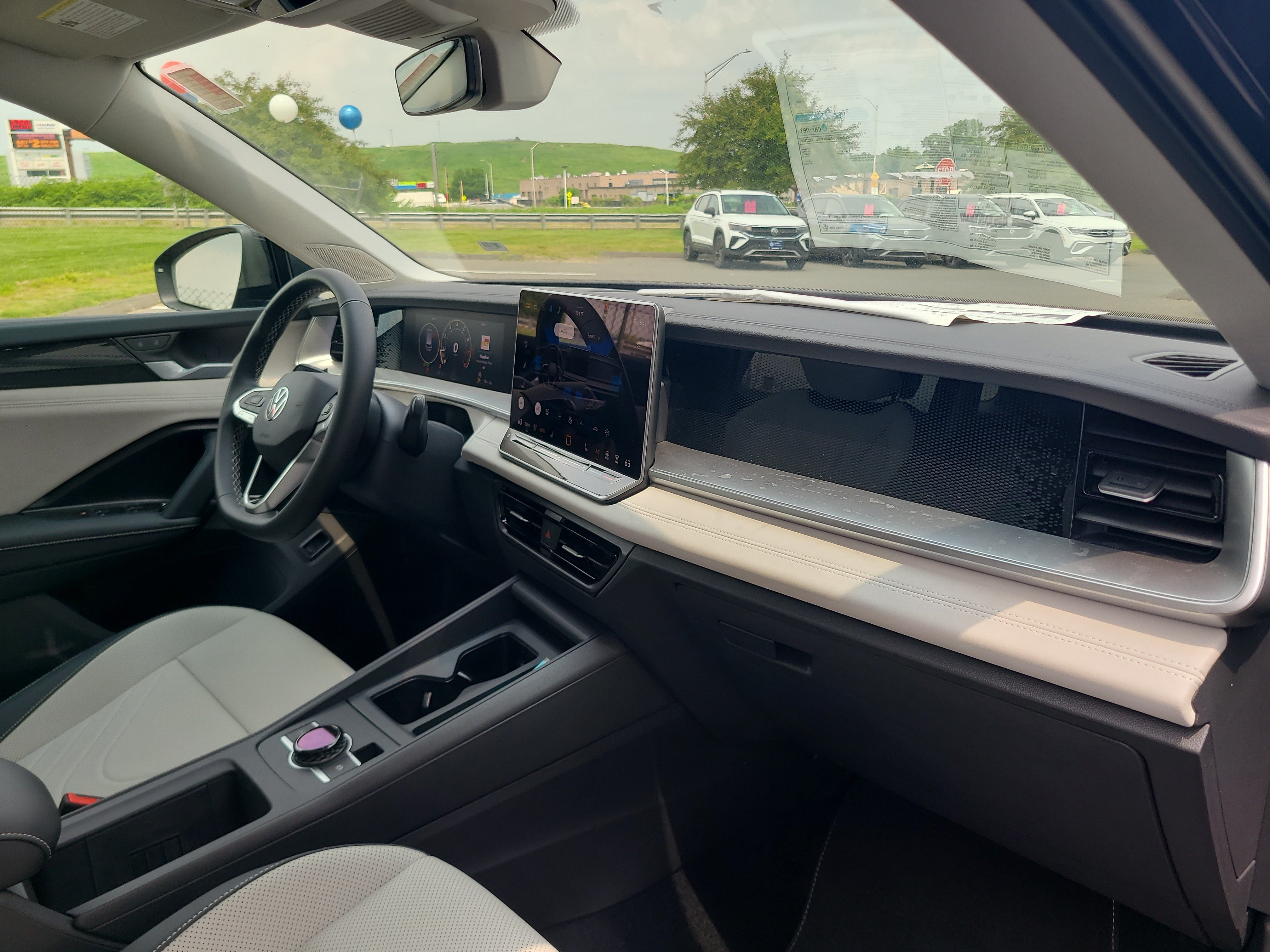 Certified 2025 Volkswagen Tiguan SE w/ Panoramic Sunroof Package AWD/4WD image 13