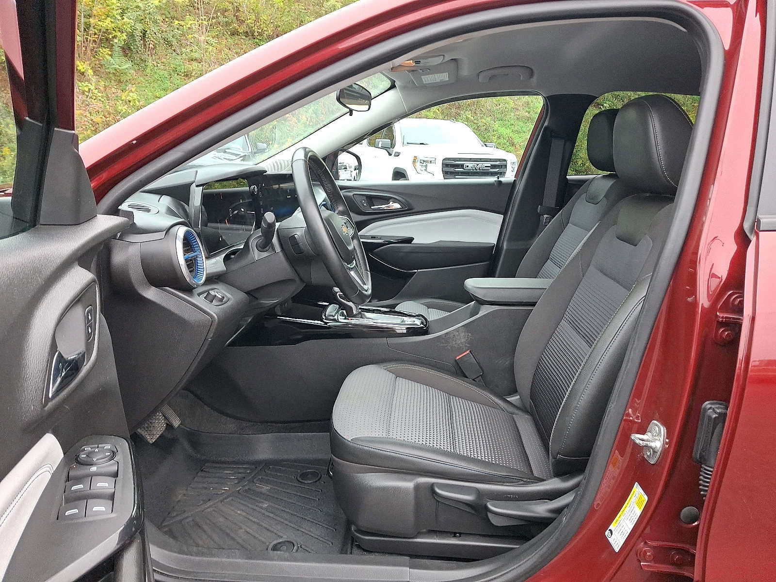 Used 2024 Chevrolet Trax LT w/ Driver Confidence Package FWD image 13