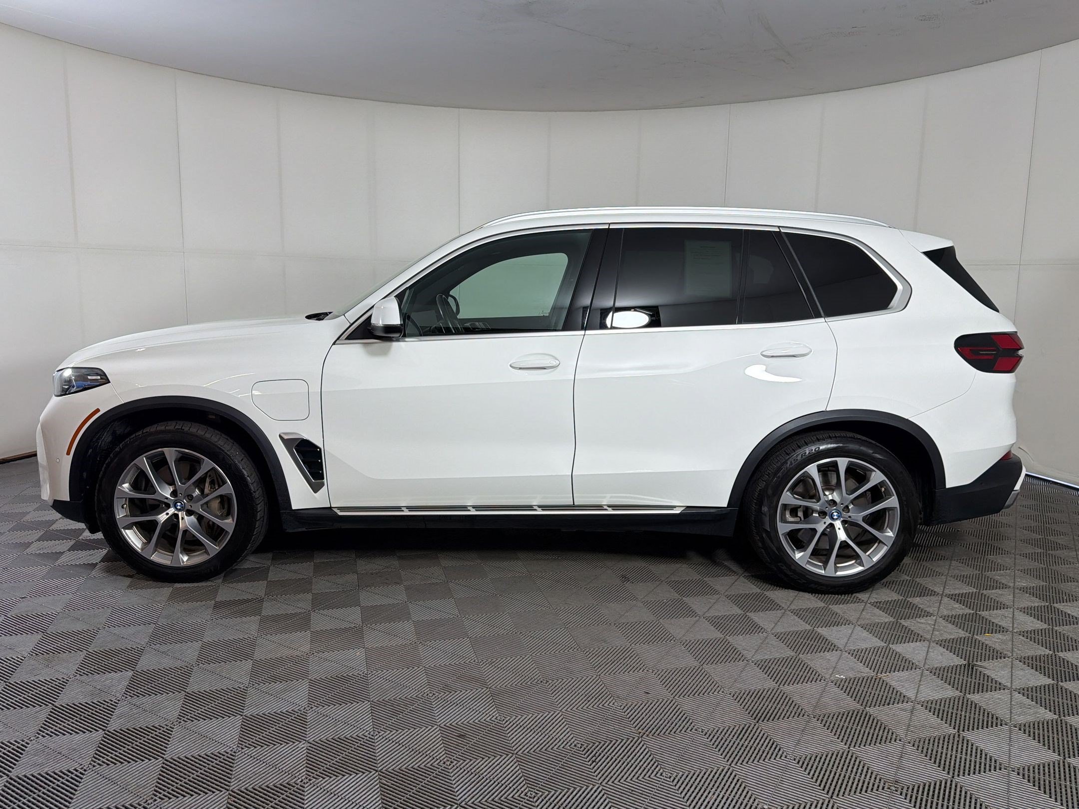 Used 2025 BMW X5 xDrive50e AWD/4WD image 2