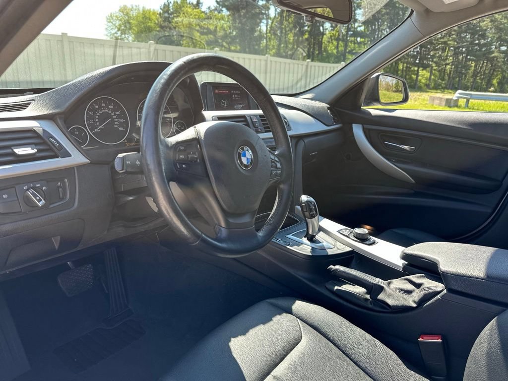 Used 2018 BMW 320i xDrive Sedan w/ Convenience Package AWD/4WD image 18
