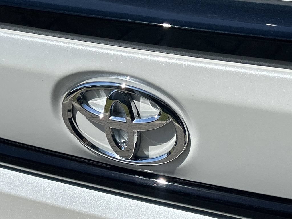 Used 2026 Toyota Corolla SE w/ SE Package FWD image 11