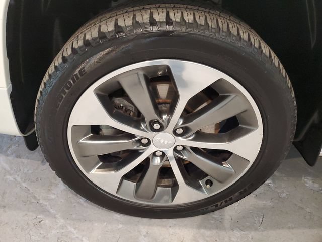 Used 2019 Jeep Cherokee Overland w/ Technology Group AWD/4WD image 28