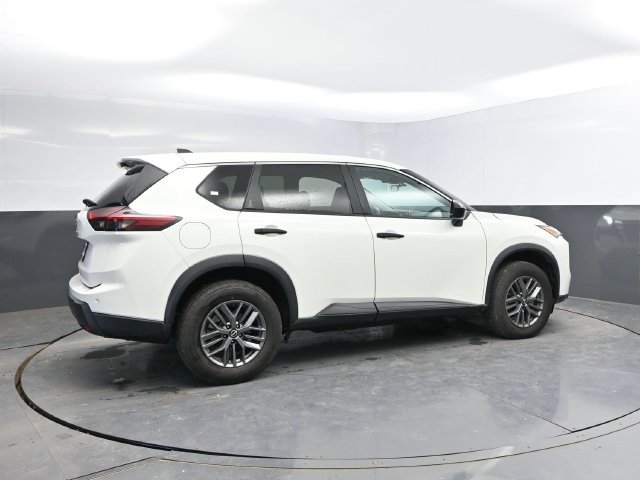 Used 2024 Nissan Rogue S FWD image 2