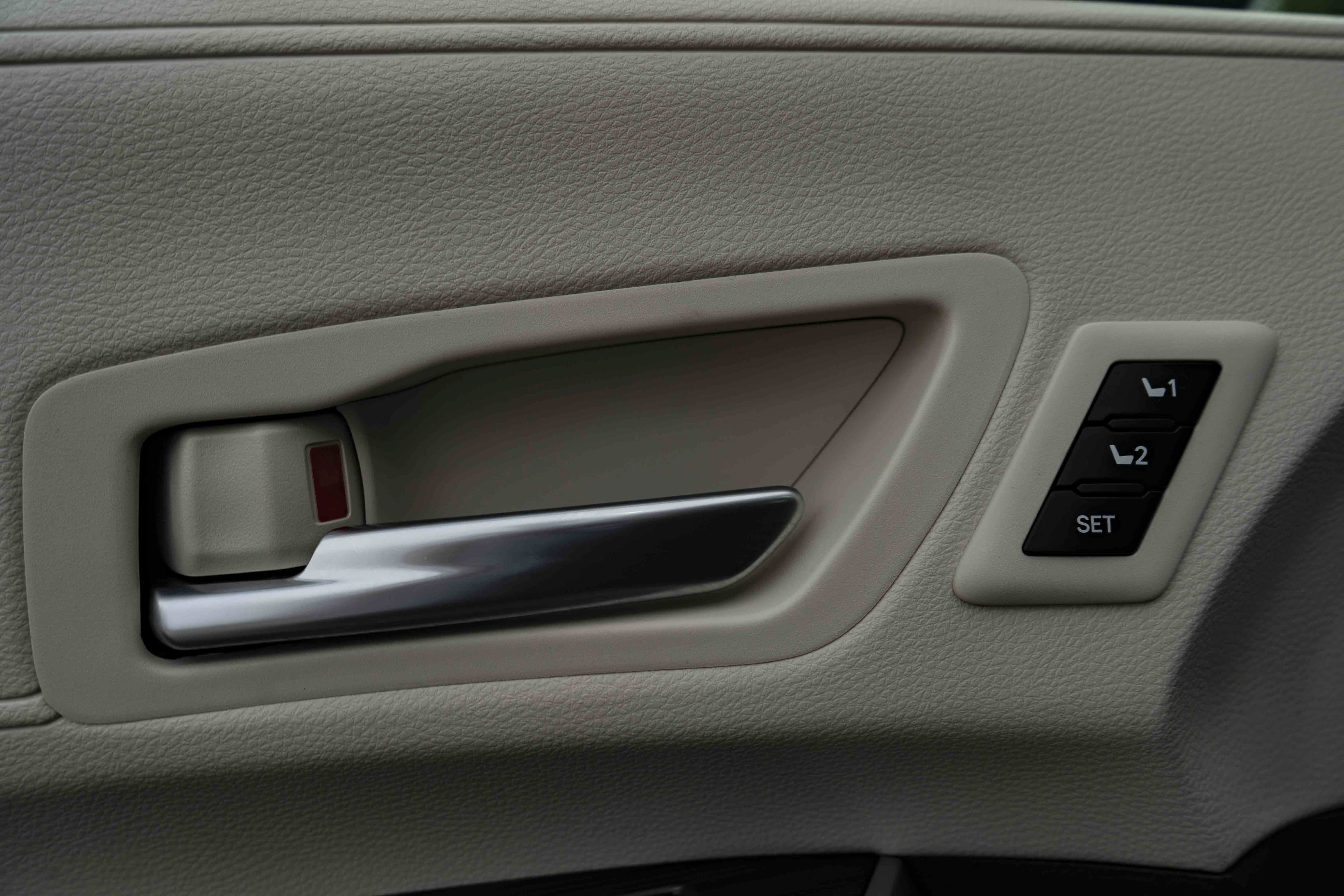 Used 2024 Toyota Sienna Platinum FWD image 42