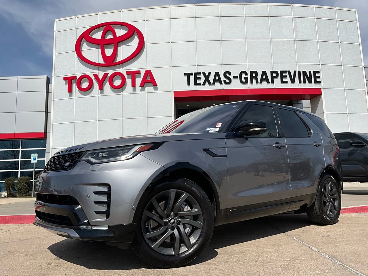 Used 2022 Land Rover Discovery S R-Dynamic image 2