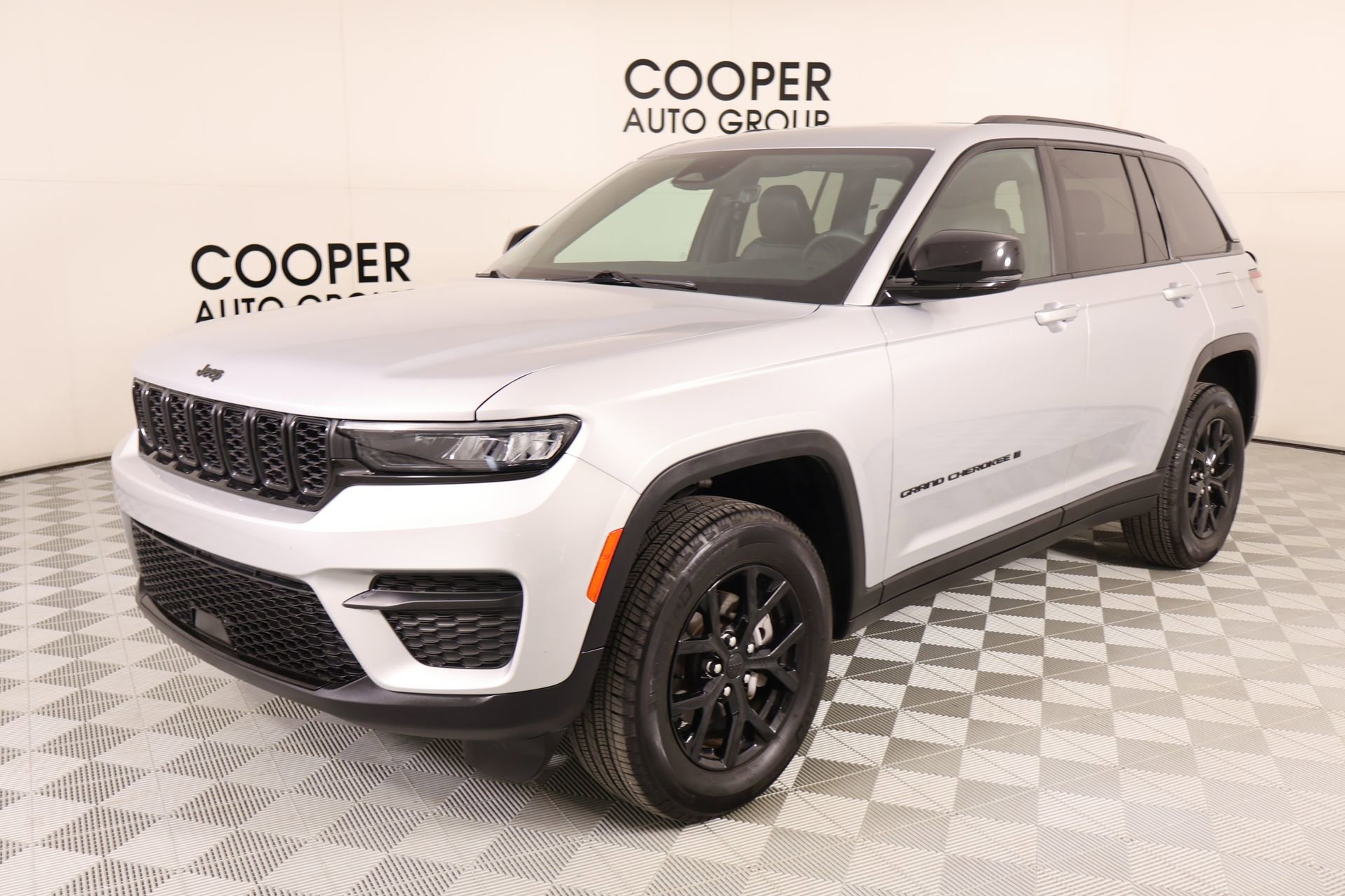 Used 2025 Jeep Grand Cherokee Altitude AWD/4WD image 10