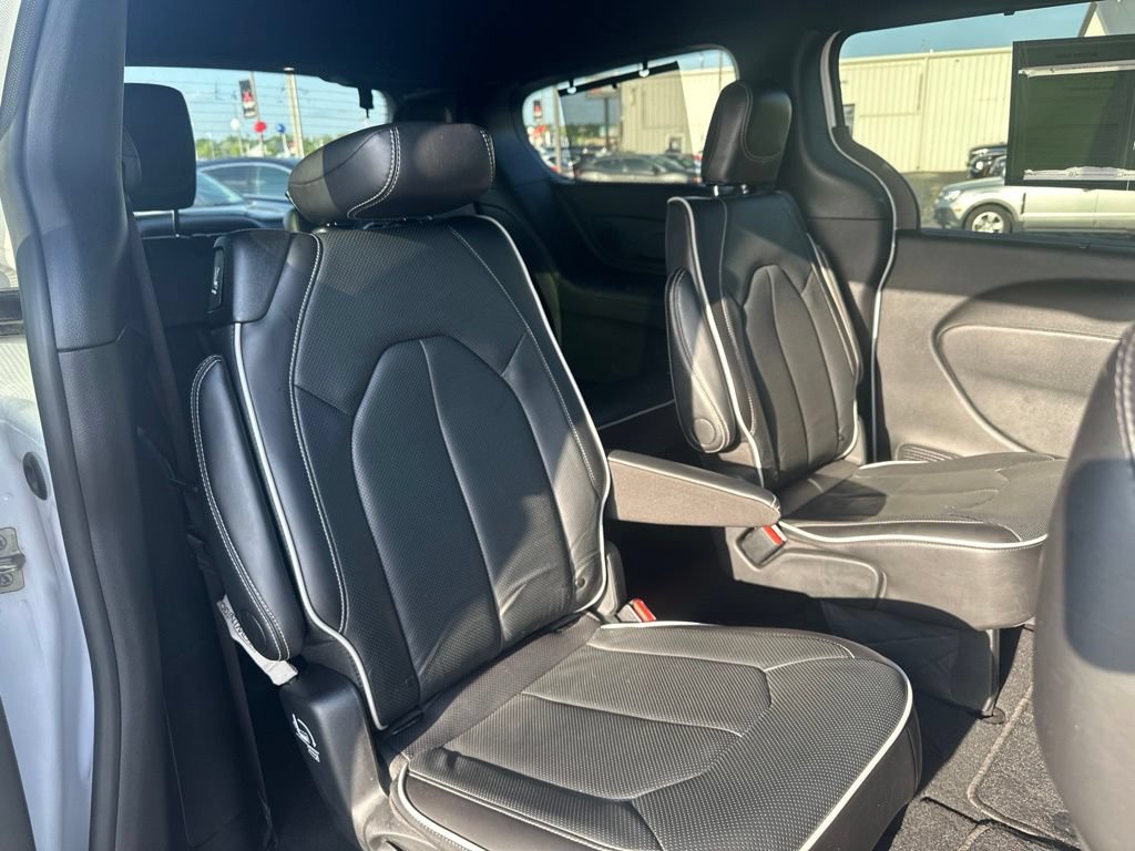 Used 2025 Chrysler Pacifica Limited FWD image 32