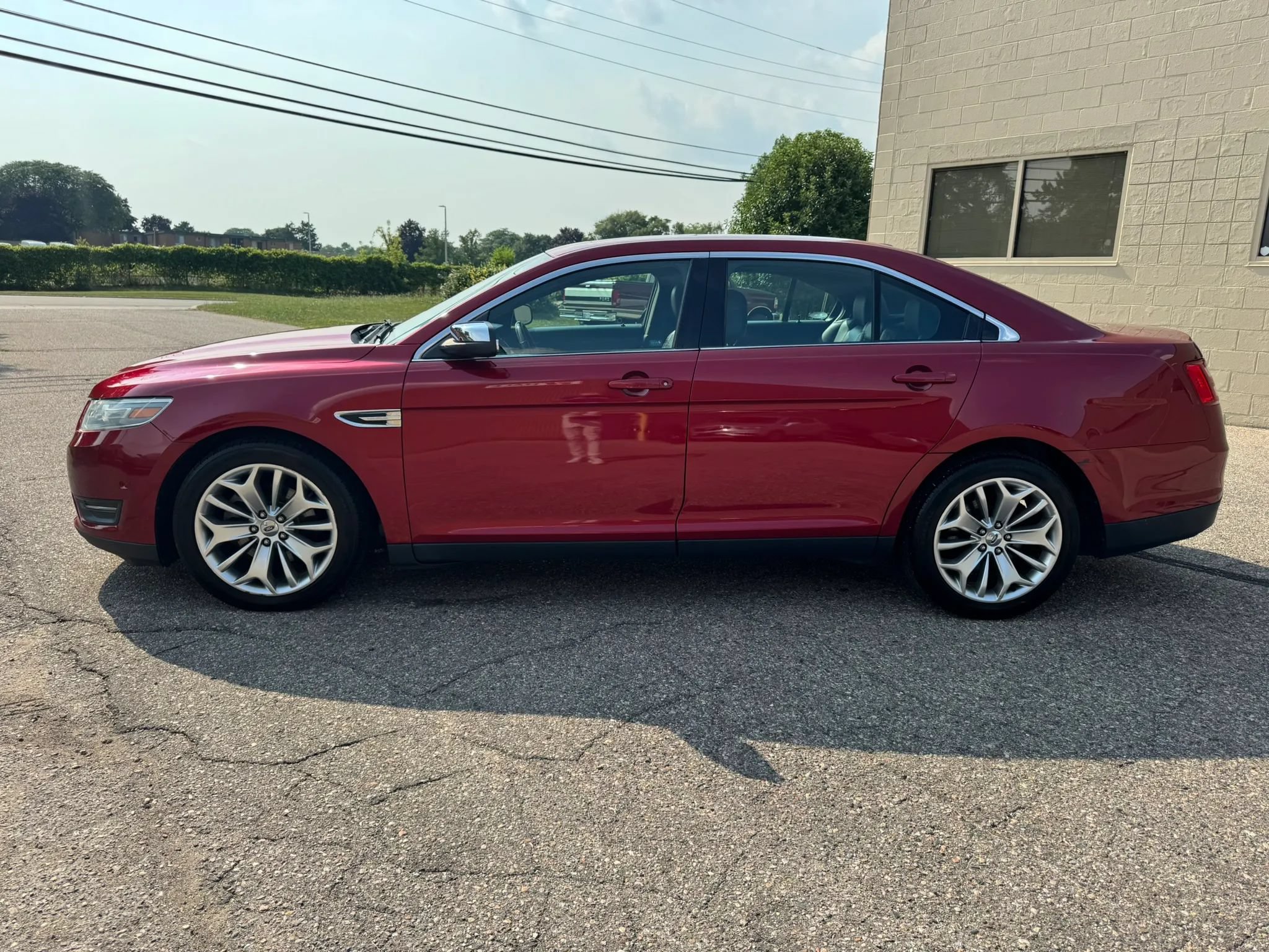 Used 2014 Ford Taurus Limited w/ Equipment Group 301A AWD/4WD image 5