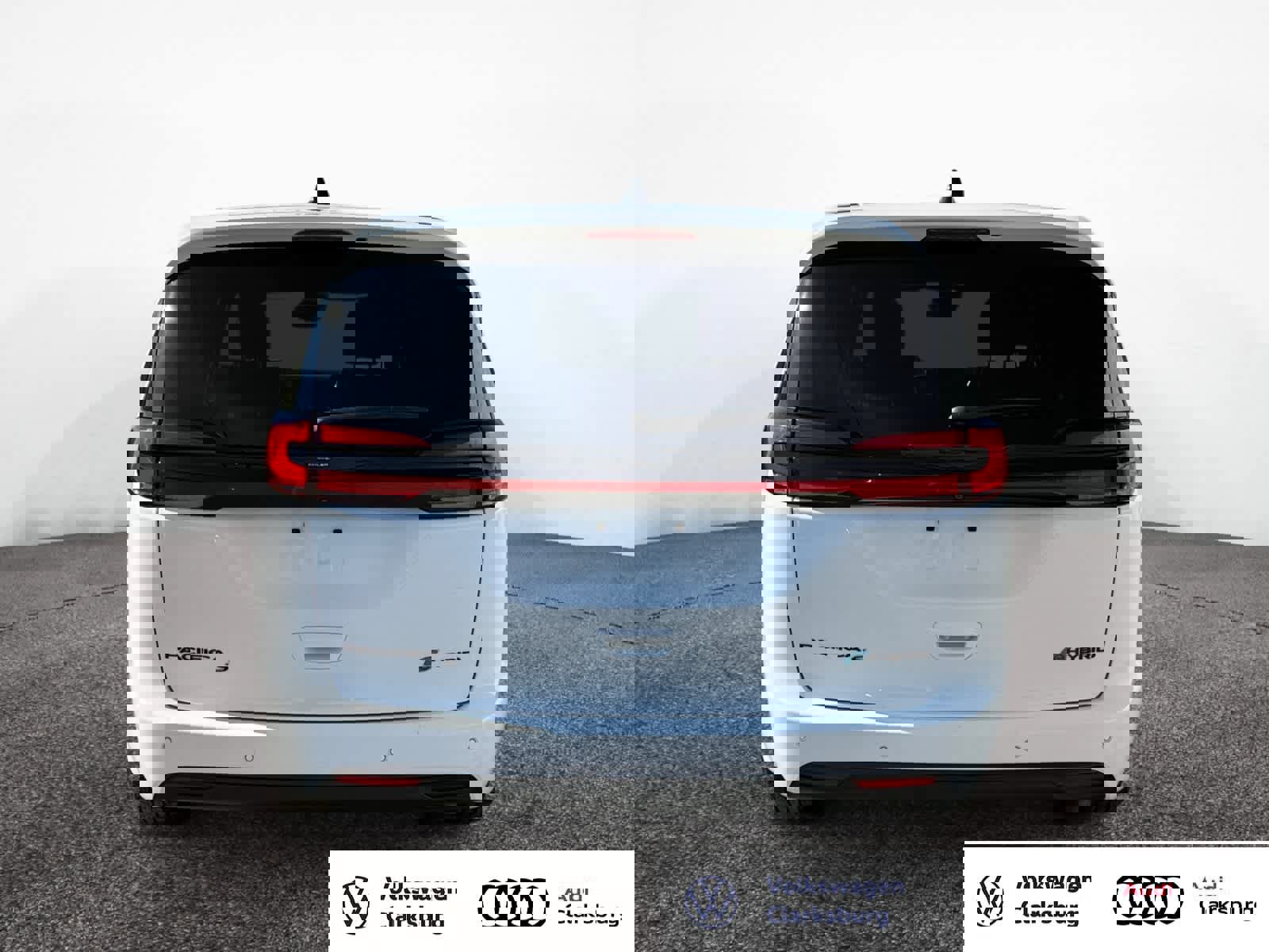 Used 2024 Chrysler Pacifica Limited image 3