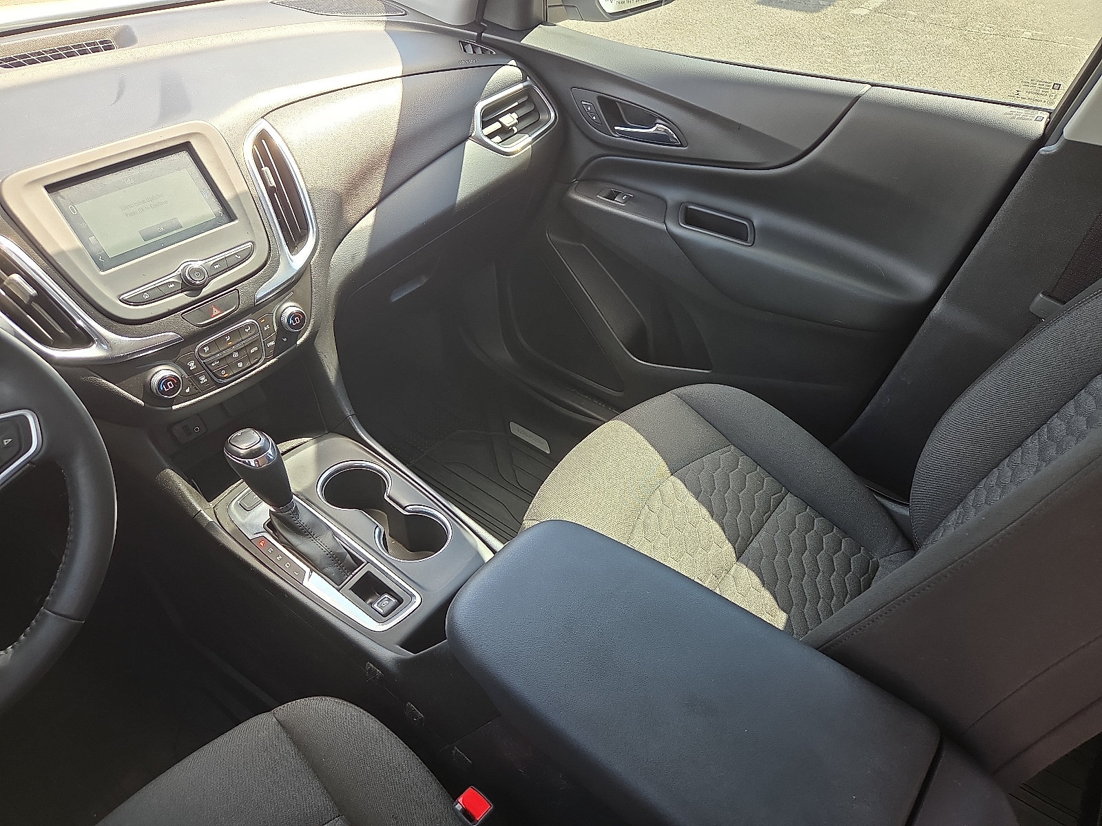 Used 2018 Chevrolet Equinox LT FWD image 12