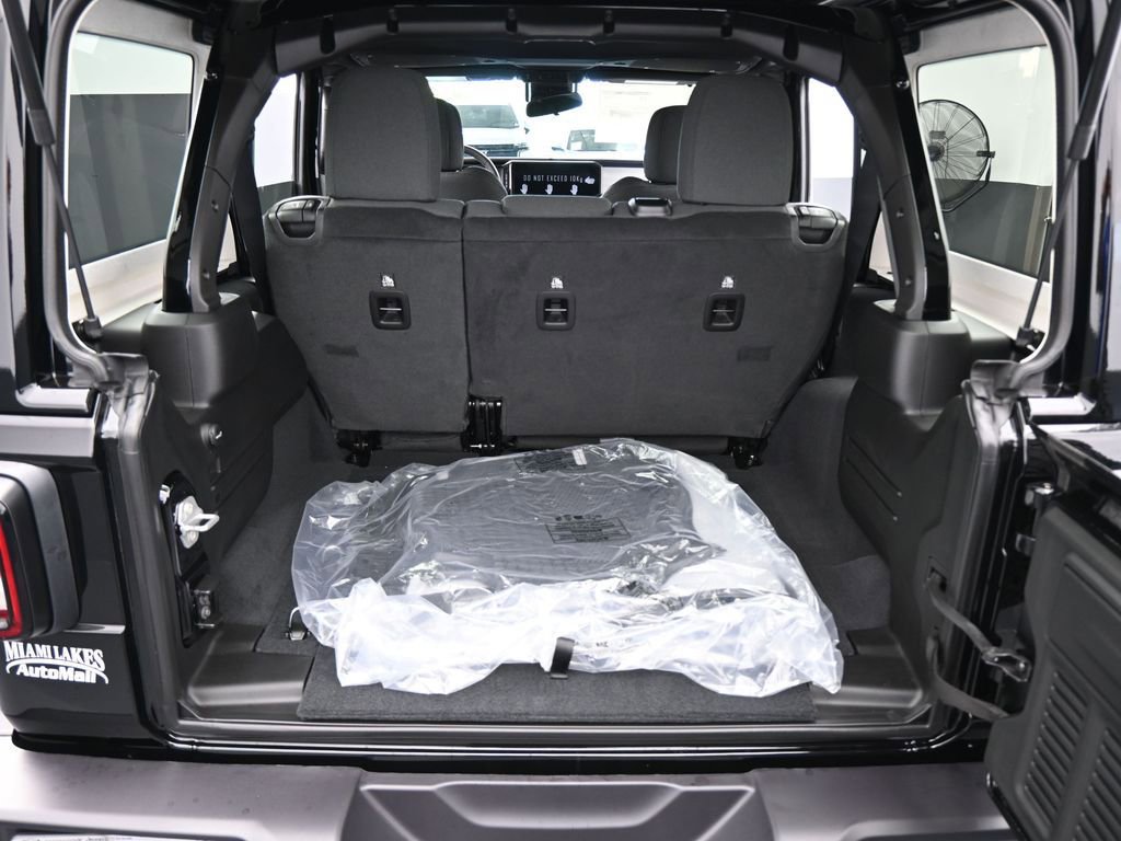 Used 2025 Jeep Wrangler Willys AWD/4WD image 35