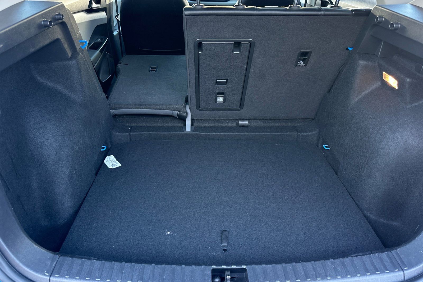 Used 2022 Volkswagen Taos SE w/ Panoramic Sunroof Package image 15