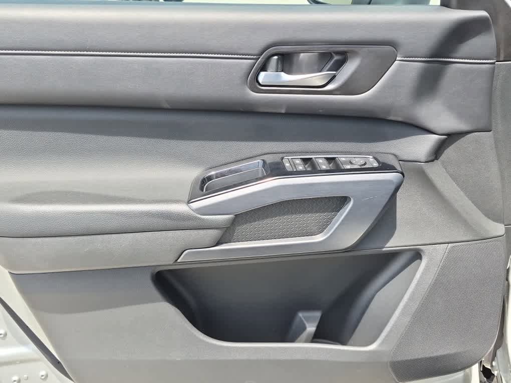 Used 2023 Nissan Pathfinder SL w/ Lighting Package (N92) AWD/4WD image 11