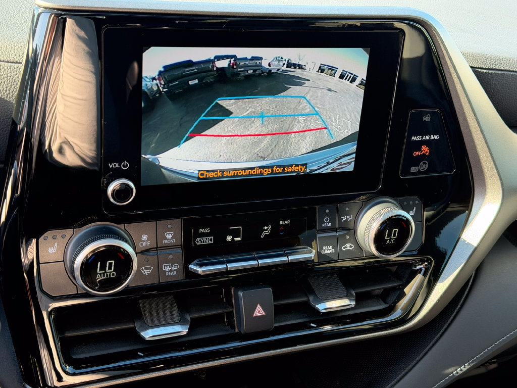 Used 2024 Toyota Highlander XLE FWD image 43