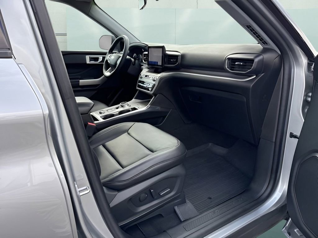 Used 2023 Ford Explorer XLT w/ Equipment Group 202A image 31