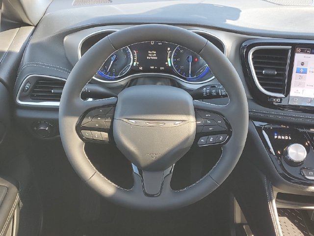 New 2027 Chrysler Pacifica Limited w/ Family Tech Group AWD/4WD image 14