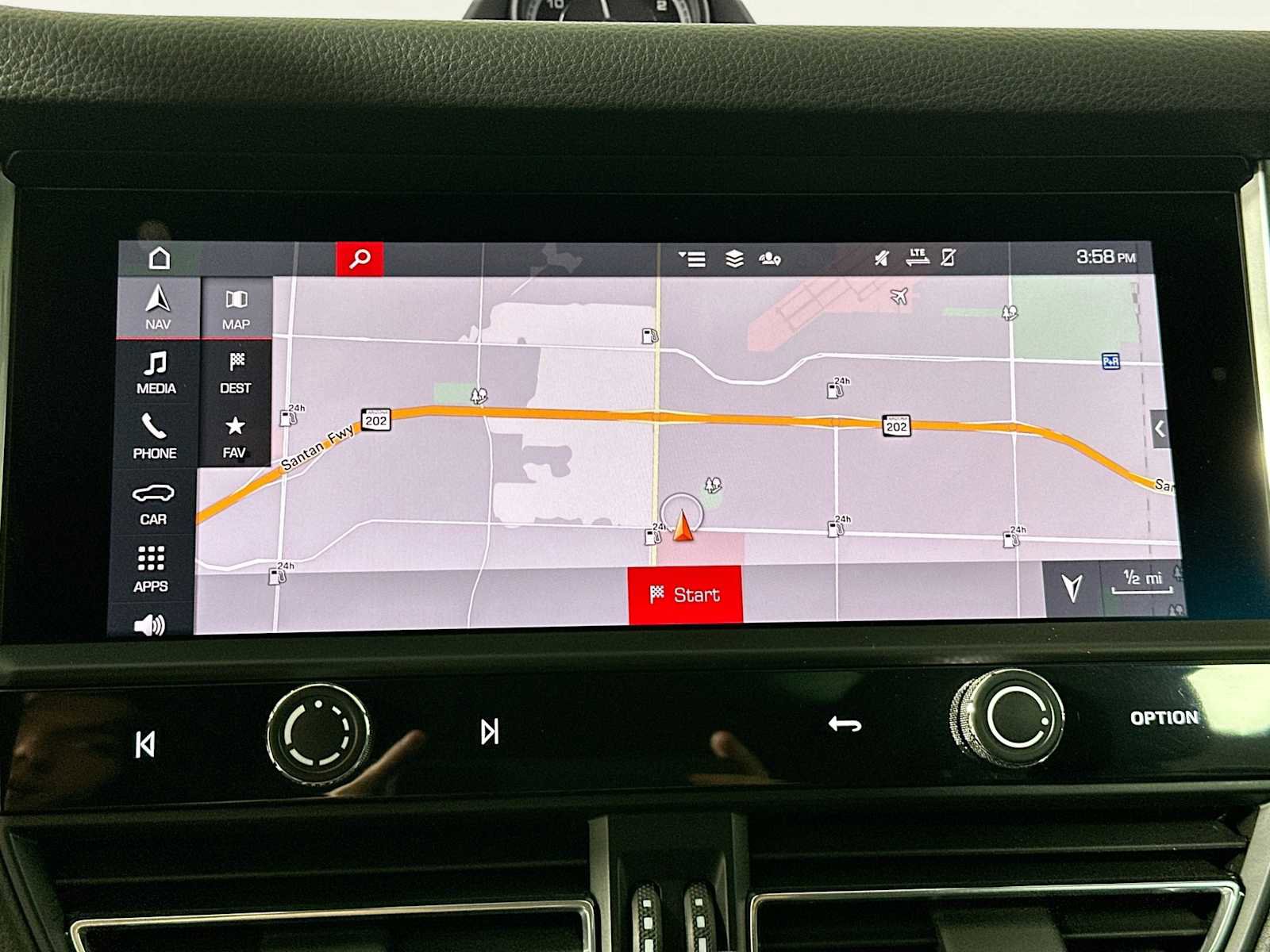 Certified 2025 Porsche Macan image 15